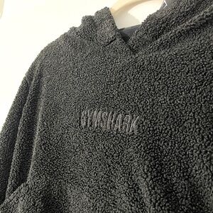 GYMSHARK slightly cropped hoodie with logo (preloved)